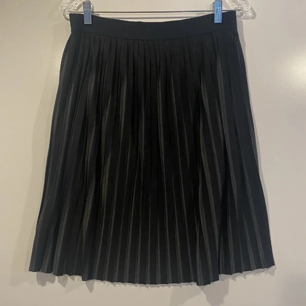 NWT Bailey 44 Black Gray Pleated Pull On Skirt Career Womens Size Small (849)‎